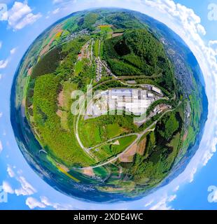 Vista aerea, zona industriale Desmecke Industriestraße, segheria Mayr-Melnhof Holz Olsberg GmbH, tetto solare, stabilimento Intersnack Deutschland se Olsberg foo Foto Stock