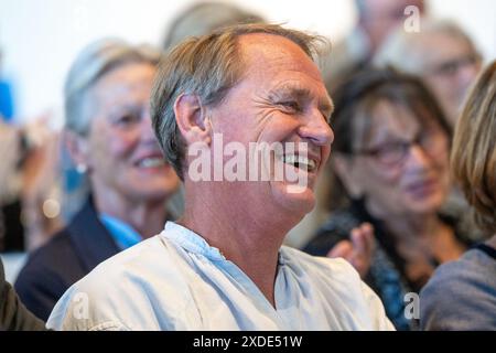 Ratisbona, Germania. 22 giugno 2024. Markus Wasmeier, ex sciatore, ride poco prima della cerimonia di premiazione della "Bairische Sprachwurzel" nel Museo di storia bavarese. Crediti: Armin Weigel/dpa/Alamy Live News Foto Stock