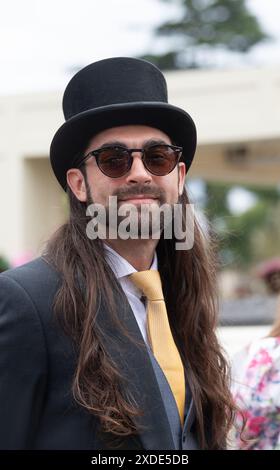 Ascot, Regno Unito. 22 giugno 2024. Abiti favolosi il quinto giorno di Royal Ascot all'ippodromo di Ascot nel Berkshire. Crediti: Maureen McLean/Alamy Live News Foto Stock