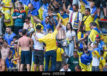 Dusseldorf, Germania. 21 giugno 2024. Tifosi e tifosi dell'Ucraina dopo una partita di calcio tra le squadre nazionali di Slovacchia e Ucraina nella seconda giornata del gruppo e nella fase a gironi del torneo UEFA Euro 2024, venerdì 21 giugno 2024 a Dusseldorf, Germania . Crediti: Sportpix/Alamy Live News Foto Stock