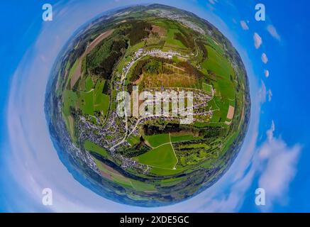 Vista aerea, area residenziale, vista di Gleidorf e Schmalnau circondati da prati e campi, area forestale con danni forestali, globo terrestre, fisheye i Foto Stock