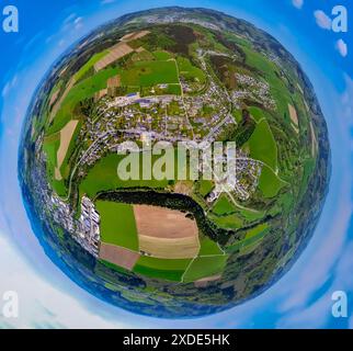 Vista aerea, area residenziale, vista di Gleidorf circondata da prati e campi, globo terrestre, immagine fisheye, immagine a 360 gradi, mondo minuscolo, piccolo pla Foto Stock