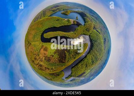 Vista aerea, globo terrestre, immagine fisheye, immagine a 360 gradi, mondo minuscolo, piccolo pianeta, fiume Rur, muro della diga di Urft - Obersee/Urftsee, area forestale Nordeife Foto Stock