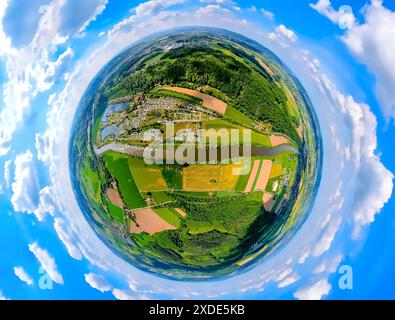 Foto aerea, campeggio di Camp Feuerland sul fiume Weser, lago balneabile e pista ciclabile di Weser nel Lipper Bergland, globo terrestre, immagine fisheye, 360 de Foto Stock