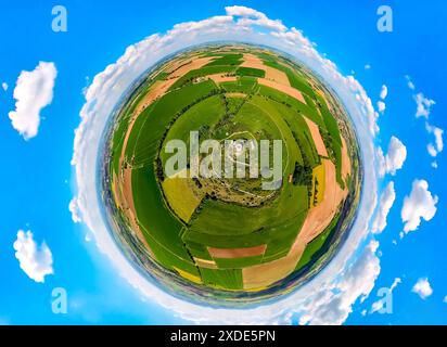 Vista aerea, castello di Desenberg su un cono vulcanico, vista storica, rovine di un castello in cima a una collina nel Warburg Börde, globo terrestre, immagine fisheye, 360 de Foto Stock