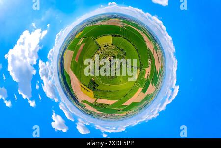 Vista aerea, castello di Desenberg su un cono vulcanico, vista storica, rovine di un castello in cima a una collina nel Warburg Börde, globo terrestre, immagine fisheye, 360 de Foto Stock