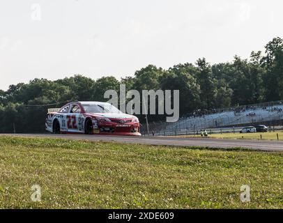 Lexington, Ohio, Stati Uniti. 21 giugno 2024. AMBER BALCAEN n. 22 durante la gara NASCAR/ARCA presso il Mid-Ohio Sports Car Course. WILLIAM SAWALICH #18 ha vinto la gara. (Credit Image: © Scott Hasse/ZUMA Press Wire) SOLO PER USO EDITORIALE! Non per USO commerciale! Foto Stock