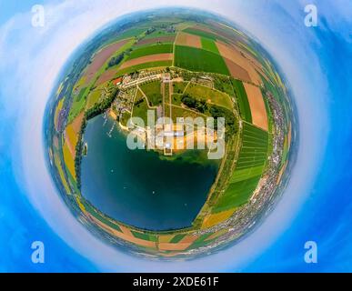 Vista aerea, Zülpicher SEE, lago per sport acquatici e parco lacustre, spiaggia balneabile circondata da prati e campi, globo, immagine fisheye, immagine a 360 gradi, t Foto Stock