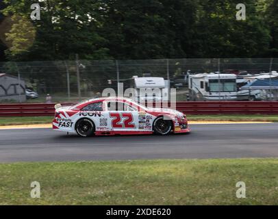 Lexington, Ohio, Stati Uniti. 21 giugno 2024. AMBER BALCAEN n. 22 durante la gara NASCAR/ARCA presso il Mid-Ohio Sports Car Course. WILLIAM SAWALICH #18 ha vinto la gara. (Credit Image: © Scott Hasse/ZUMA Press Wire) SOLO PER USO EDITORIALE! Non per USO commerciale! Foto Stock