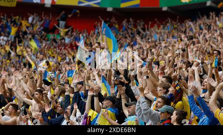 Duesseldorf, Germania. 21 giugno 2024. Nella foto: Ucraini fans 21.06.2024, GER, Duesseldorf, Slovacchia contro Ucraina, Campionato europeo 2024, 2nd Gameday, Merkur Spiel-Arena, LE NORMATIVE DFL VIETANO QUALSIASI USO DI FOTOGRAFIE COME SEQUENZE DI IMMAGINI E/O QUASI-VIDEO. Credito: HMB Media/Alamy Live News Foto Stock