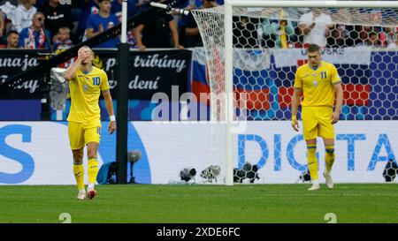 Duesseldorf, Germania. 21 giugno 2024. Nell'immagine: Delusione, depresso, depresso, frustrazione, deluso, guardando deluso, da Mykhailo Mudryk (Ucraina, 10) (l) e Artem Dovbyk (Ucraina, 11), 21.06.2024, GER, Duesseldorf, Slovacchia vs Ucraina, Campionato europeo 2024, 2nd Gameday, Merkur Spiel-Arena, DFL REGOLAMENTI VIETANO QUALSIASI USO DI FOTOGRAFIE COME SEQUENZE DI IMMAGINI E/O QUASI-VIDEO. Credito: HMB Media/Alamy Live News Foto Stock