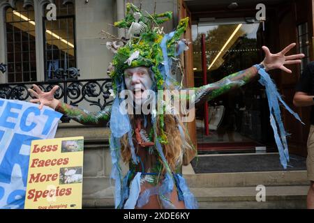 Londra, Inghilterra, Regno Unito. 22 giugno 2024. Le persone marciano da Park Lane a Parliament Square, chiedendo un'azione immediata per ripristinare gli habitat naturali e affrontare il degrado ambientale. L'evento presenta discorsi, striscioni e spettacoli volti a sensibilizzare l'opinione pubblica sull'urgente necessità di conservazione della biodiversità e di azione per il clima. (Credit Image: © Joao Daniel Pereira/ZUMA Press Wire) SOLO PER USO EDITORIALE! Non per USO commerciale! Crediti: ZUMA Press, Inc./Alamy Live News Foto Stock