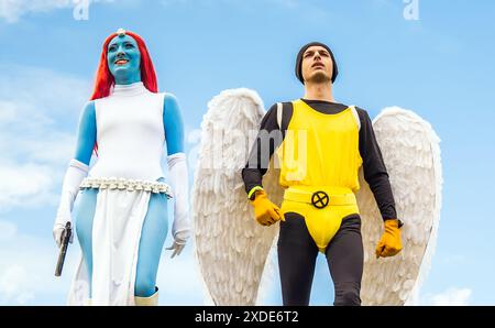 Cosplayer durante il Comic con Yorkshire allo Yorkshire Event Centre, ad Harrogate, Yorkshire. Data foto: Sabato 22 giugno 2024. Foto Stock