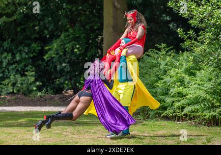 Cosplayer durante il Comic con Yorkshire allo Yorkshire Event Centre, ad Harrogate, Yorkshire. Data foto: Sabato 22 giugno 2024. Foto Stock