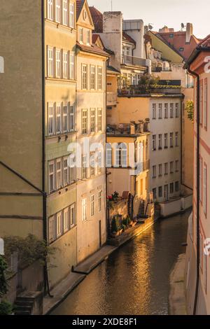 Il Certovka, il Canale del Diavolo, chiamato anche Little Prague Venice. Mulino ad acqua nel canale del fiume Moldava nella città minore di Praga, Repubblica Ceca, Europa. Foto Stock