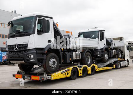 REGIONE DI KIEV, UCRAINA - 20 GIUGNO 2024 - attrezzature speciali donate dalla Germania all'Ucraina per ricostruire le infrastrutture energetiche, regione di Kiev, Ucraina centro-settentrionale Foto Stock