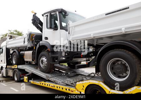 REGIONE DI KIEV, UCRAINA - 20 GIUGNO 2024 - attrezzature speciali donate dalla Germania all'Ucraina per ricostruire le infrastrutture energetiche, regione di Kiev, Ucraina centro-settentrionale Foto Stock
