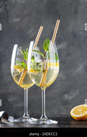 Cocktail Hugo Spritz alla moda con fetta di limone e menta Foto Stock