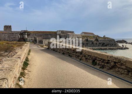 TARIFA, SPAGNA - 25 MAGGIO 2024: Strada per Isla de Las Palomas a Tarifa, Spagna, il 25 maggio 2024 Foto Stock