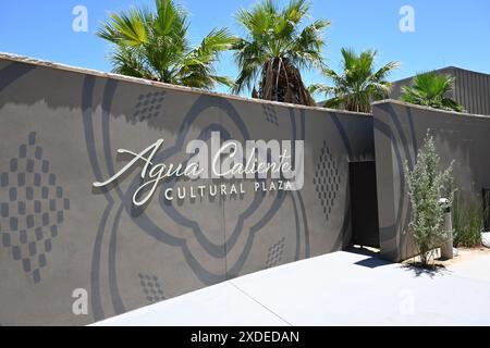 PALM SPRINGS, CALIFORNIA - 20 giugno 2024: L'Agua Caliente Cultural Plaza presenta un museo tribale, una spa all'avanguardia e un Oasis Trail all'aperto. Foto Stock