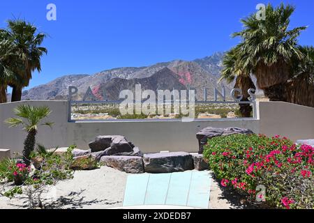 PALM SPRINGS, CALIFORNIA - 21 giugno 2024: Cartello di Palm Springs vicino al centro visitatori sulla North Palm Canyon Drive. Foto Stock