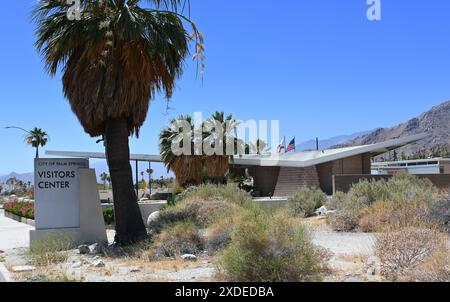 PALM SPRINGS, CALIFORNIA - 21 giugno 2024: Cartello con il centro visitatori di Palm Springs su North Palm Canyon Drive. Foto Stock