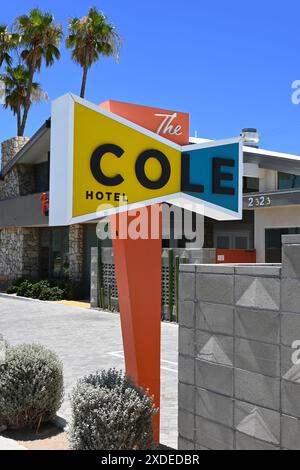 PALM SPRINGS, CALIFORNIA - 21 giugno 2024: Cartello al Cole Hotel, un hotel boutique con 30 camere, sede dell'acclamata Freddie's Kitchen. Foto Stock