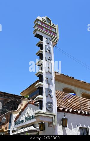 PALM SPRINGS, CALIFORNIA - 21 giugno 2024: Lo storico Plaza Theatre su Palm Canyon Drive è l'ancora di la Plaza, una collezione di negozi lungo la strada. Foto Stock