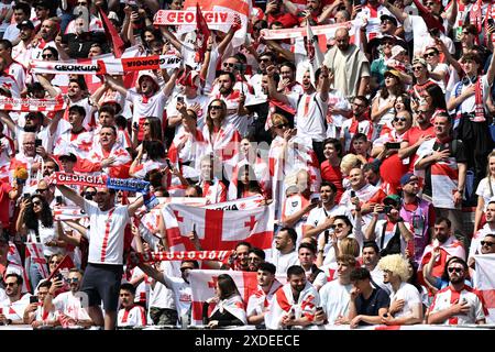 Amburgo. 22 giugno 2024. I tifosi della Georgia fanno il tifo per la squadra prima della partita UEFA Euro 2024 del gruppo F tra Georgia e Repubblica Ceca ad Amburgo, Germania, il 22 giugno 2024. Crediti: Xiao Yijiu/Xinhua/Alamy Live News Foto Stock