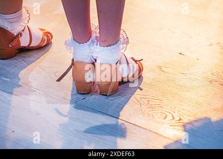 i piedi della ragazza in scarpe da ballo stanno sul pavimento prima del torneo. Sport non olimpici Foto Stock