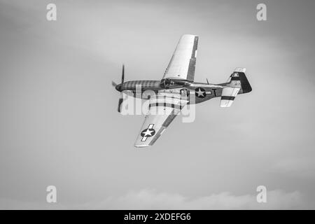 1944 North American P-51D Mustang «Jersey jerk» in volo al Military Airshow tenutosi a Shuttleworth il 2 giugno 2024. Foto Stock