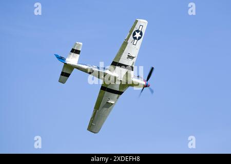 1944 North American P-51D Mustang «Jersey jerk» in volo al Military Airshow tenutosi a Shuttleworth il 2 giugno 2024. Foto Stock