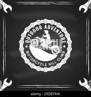 Logo, badge, adesivo sulla lavagna. Vettore. Sport estremi con moto per salto estremo e gare in montagna. Monocromatico Illustrazione Vettoriale