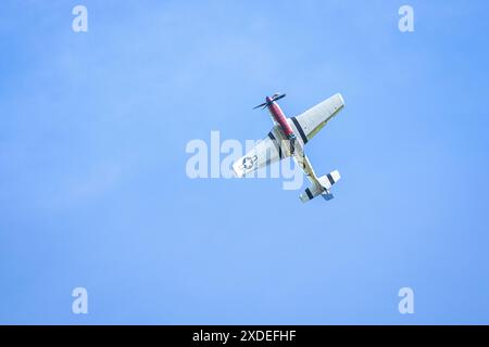 1944 North American P-51D Mustang «Jersey jerk» in volo al Military Airshow tenutosi a Shuttleworth il 2 giugno 2024. Foto Stock