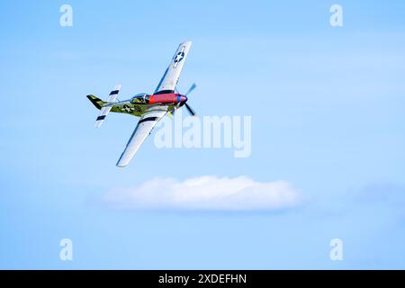 1944 North American P-51D Mustang «Jersey jerk» in volo al Military Airshow tenutosi a Shuttleworth il 2 giugno 2024. Foto Stock