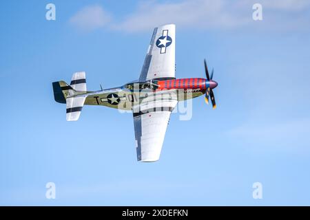 1944 North American P-51D Mustang «Jersey jerk» in volo al Military Airshow tenutosi a Shuttleworth il 2 giugno 2024. Foto Stock