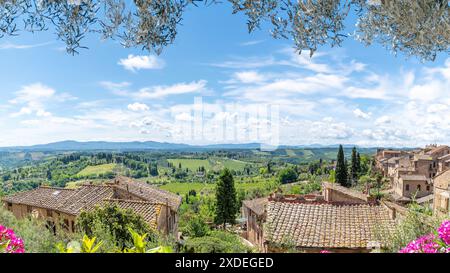 San Gimignano, Toscana, Italia; 22 giugno 2024 - Una vista dello skyline di San Gimignano, Toscana, Italia Foto Stock