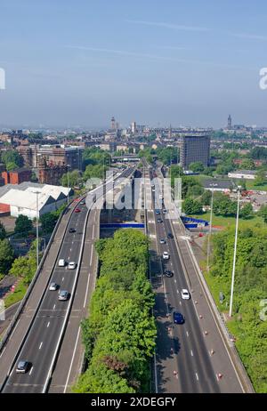 Vista aerea della città di Glasgow verso ovest sull'autostrada M8 Foto Stock