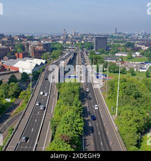 Vista aerea della città di Glasgow verso ovest sull'autostrada M8 Foto Stock