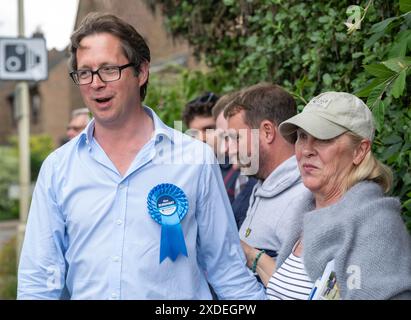 Brentwood Essex 22 giugno 2024 Alex Burghart, (occhiali, camicia blu) candidato parlamentare conservatore per Brentwood e Ongar, in campagna elettorale a Brentwood per le elezioni generali. Crediti: Ian Davidson/Alamy Live News Foto Stock