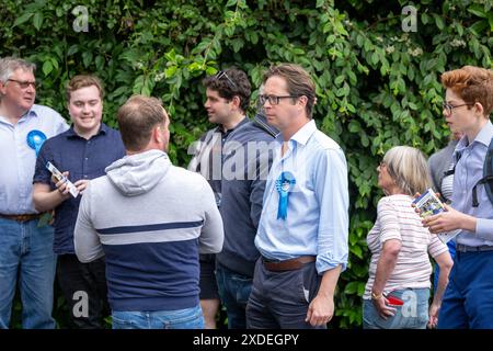 Brentwood Essex 22 giugno 2024 Alex Burghart, (occhiali, camicia blu) candidato parlamentare conservatore per Brentwood e Ongar, in campagna elettorale a Brentwood per le elezioni generali. Crediti: Ian Davidson/Alamy Live News Foto Stock