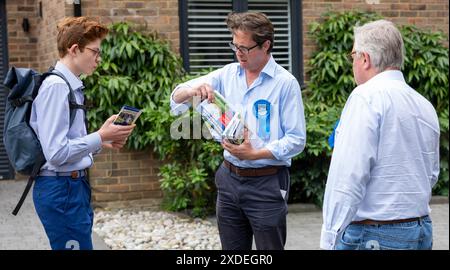 Brentwood Essex 22 giugno 2024 Alex Burghart, (occhiali, camicia blu) candidato parlamentare conservatore per Brentwood e Ongar, in campagna elettorale a Brentwood per le elezioni generali. Crediti: Ian Davidson/Alamy Live News Foto Stock
