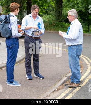 Brentwood Essex 22 giugno 2024 Alex Burghart, (occhiali, camicia blu) candidato parlamentare conservatore per Brentwood e Ongar, in campagna elettorale a Brentwood per le elezioni generali. Crediti: Ian Davidson/Alamy Live News Foto Stock