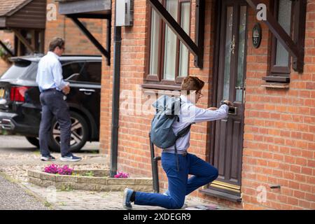 Brentwood Essex 22 giugno 2024 Alex Burghart, (occhiali, camicia blu) candidato parlamentare conservatore per Brentwood e Ongar, in campagna elettorale a Brentwood per le elezioni generali. Crediti: Ian Davidson/Alamy Live News Foto Stock