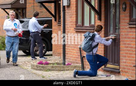 Brentwood Essex 22 giugno 2024 Alex Burghart, (occhiali, camicia blu) candidato parlamentare conservatore per Brentwood e Ongar, in campagna elettorale a Brentwood per le elezioni generali. Crediti: Ian Davidson/Alamy Live News Foto Stock