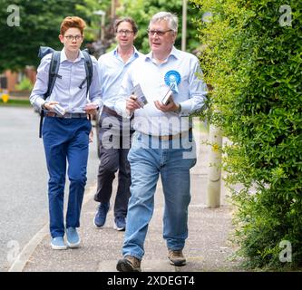 Brentwood Essex 22 giugno 2024 Alex Burghart, (occhiali, camicia blu) candidato parlamentare conservatore per Brentwood e Ongar, in campagna elettorale a Brentwood per le elezioni generali. Crediti: Ian Davidson/Alamy Live News Foto Stock