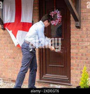 Brentwood Essex 22 giugno 2024 Alex Burghart, (occhiali, camicia blu) candidato parlamentare conservatore per Brentwood e Ongar, in campagna elettorale a Brentwood per le elezioni generali. Crediti: Ian Davidson/Alamy Live News Foto Stock