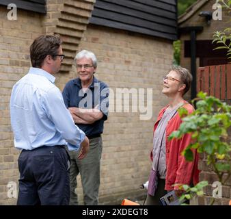 Brentwood Essex 22 giugno 2024 Alex Burghart, (occhiali, camicia blu) candidato parlamentare conservatore per Brentwood e Ongar, in campagna elettorale a Brentwood per le elezioni generali. Crediti: Ian Davidson/Alamy Live News Foto Stock