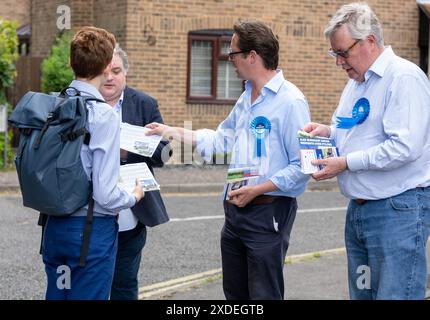 Brentwood Essex 22 giugno 2024 Alex Burghart, (occhiali, camicia blu) candidato parlamentare conservatore per Brentwood e Ongar, in campagna elettorale a Brentwood per le elezioni generali. Crediti: Ian Davidson/Alamy Live News Foto Stock