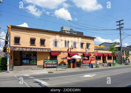 Ottawa, Canada - 5 giugno 2024: Il Prescott su Preston Street è stato a lungo un appuntamento fisso a Ottawa, è stato fondato nel 1934 come hotel e bar spazioso. IO Foto Stock